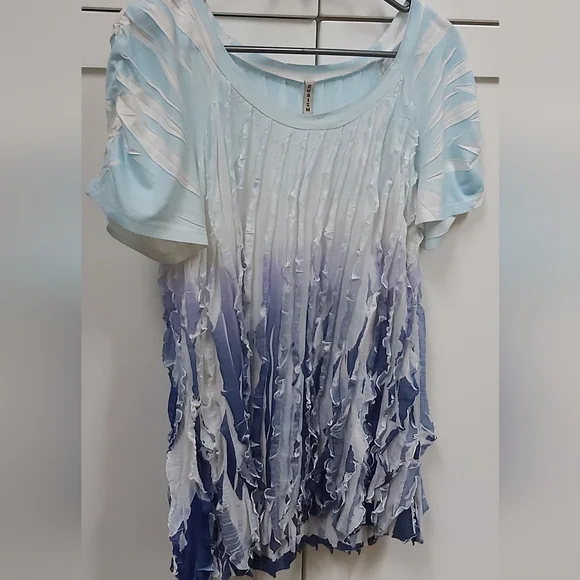 Cubism Ruffle Ombre Top - Picture 10 of 11